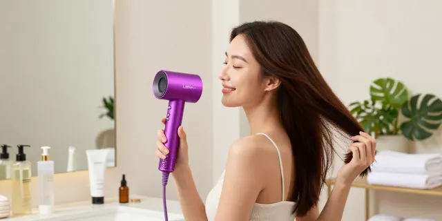 Haartrockner Laifen Air Pro im Einsatz für glänzendes Haar in elegantem Badezimmer.